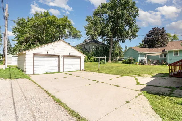 $200,000 | 719 14th Street East, Glencoe, MN 55336