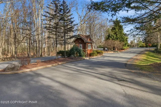 $375,000 | 54 Doe Run Lake, Lake Harmony, PA 18624