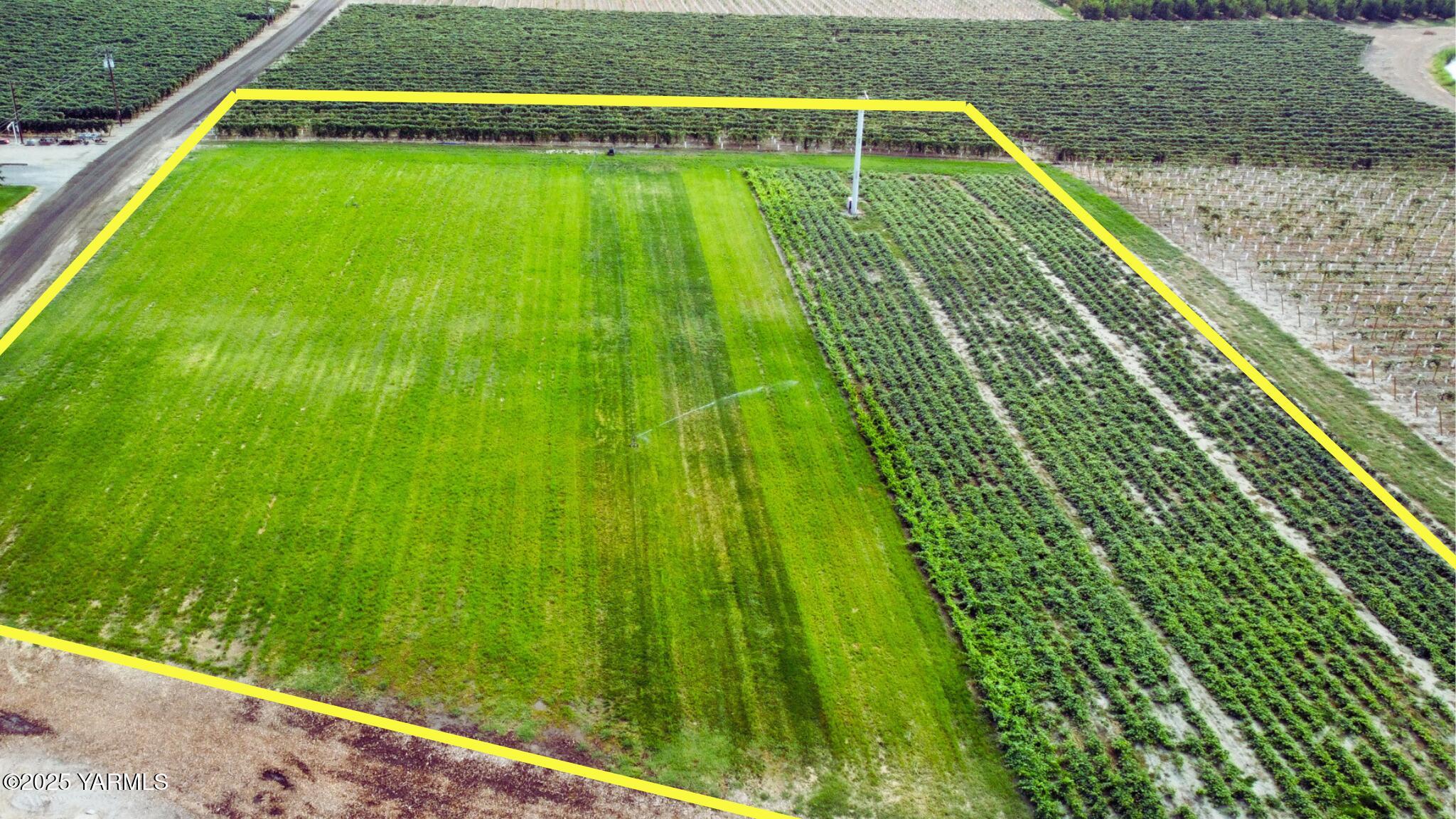 Nka Nka Sunnyside Canal Street East Zillah, WA 98953 - Photo 2 of 6 a view of swimming pool from a balcony