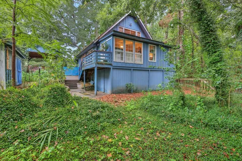 a view of yard with green space