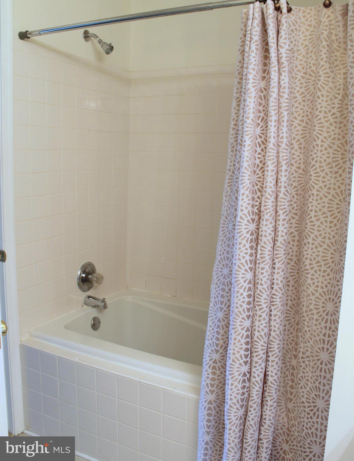 8728 Autumn Ridge Court Odenton, MD 21113 - Photo 20 of 26 MASTEER BATH ON THE 3RD LEVEL.
