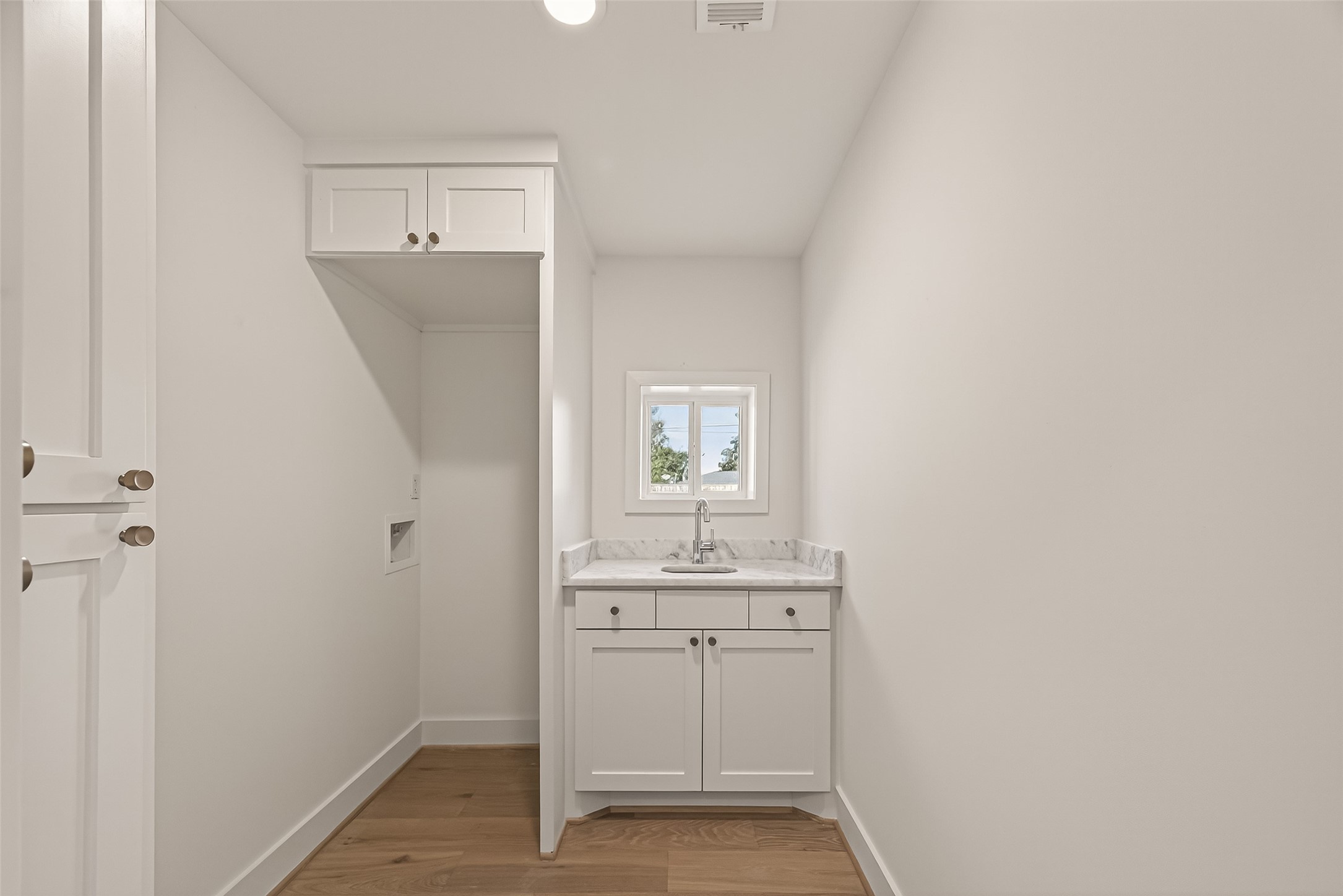 9242 Autauga Street Houston, TX 77080 - Photo 17 of 49 Laundry room with sink