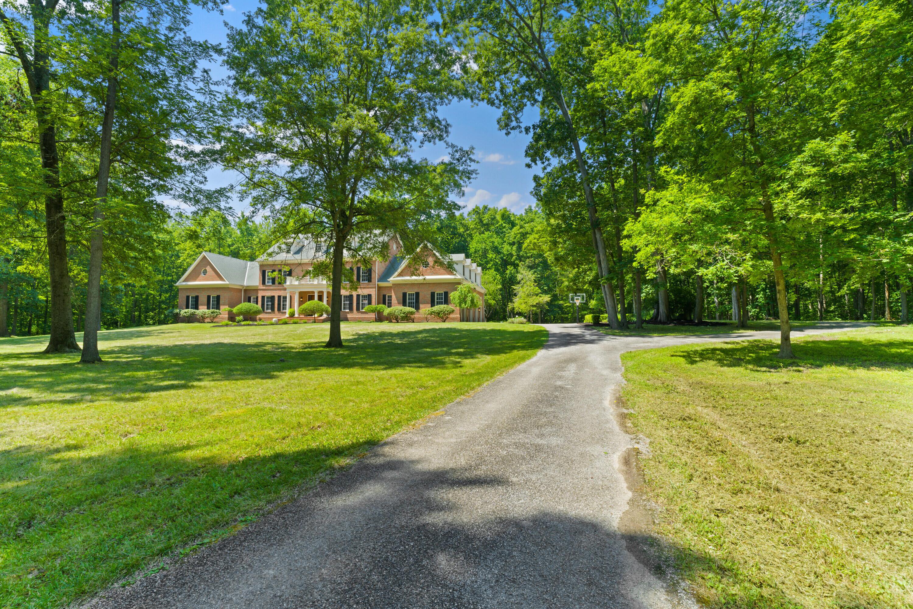 5455 Plantation Road Sunbury, OH 43074 - Photo 9 of 176 Driveway