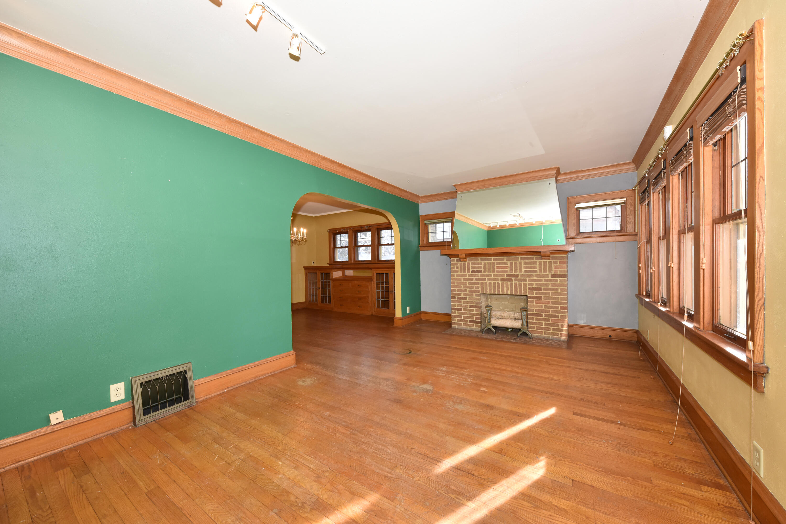 5730 North 35th Street Milwaukee, WI 53209 - Photo 8 of 32 spacious living room