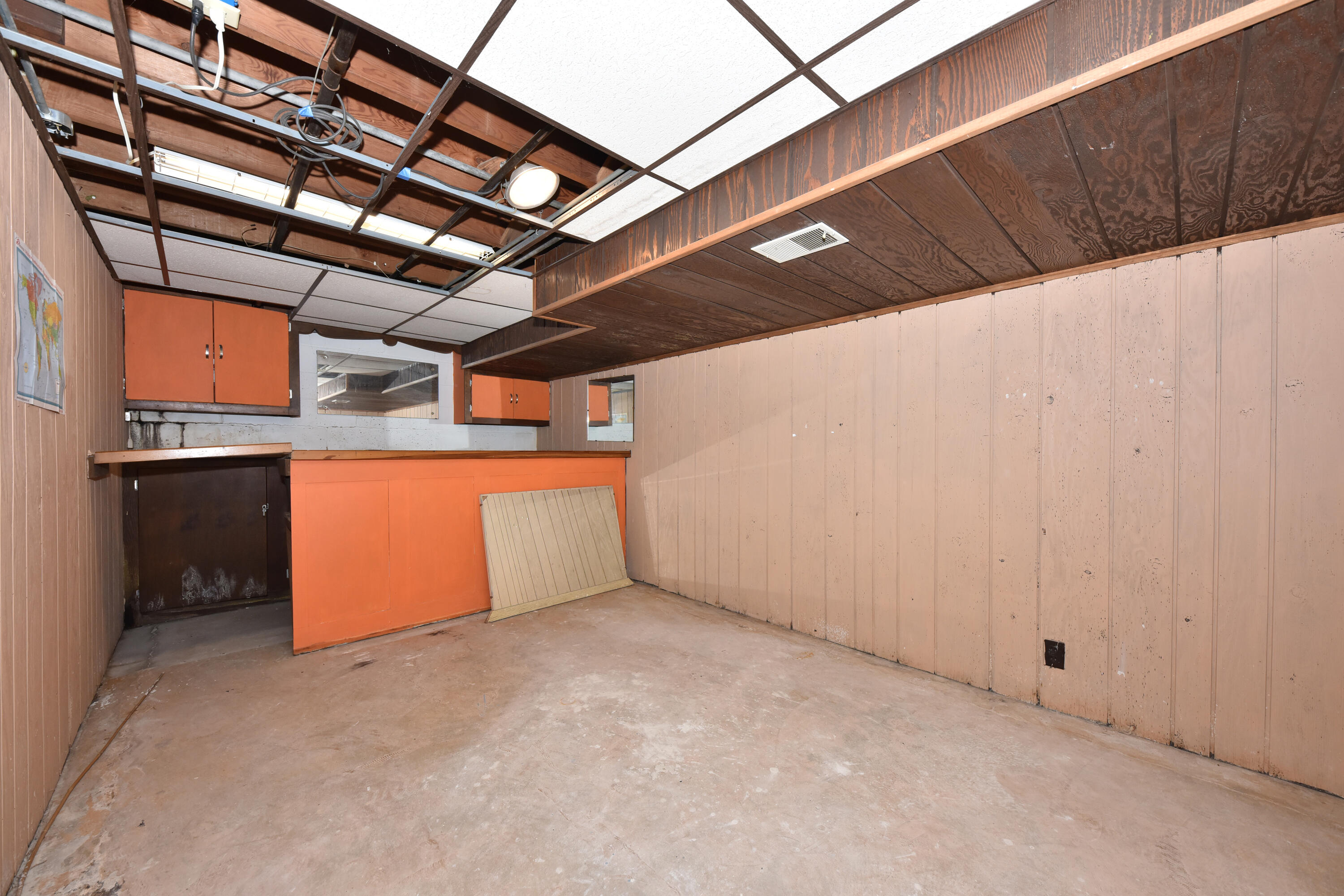 5730 North 35th Street Milwaukee, WI 53209 - Photo 25 of 32 bring back this retro bar!