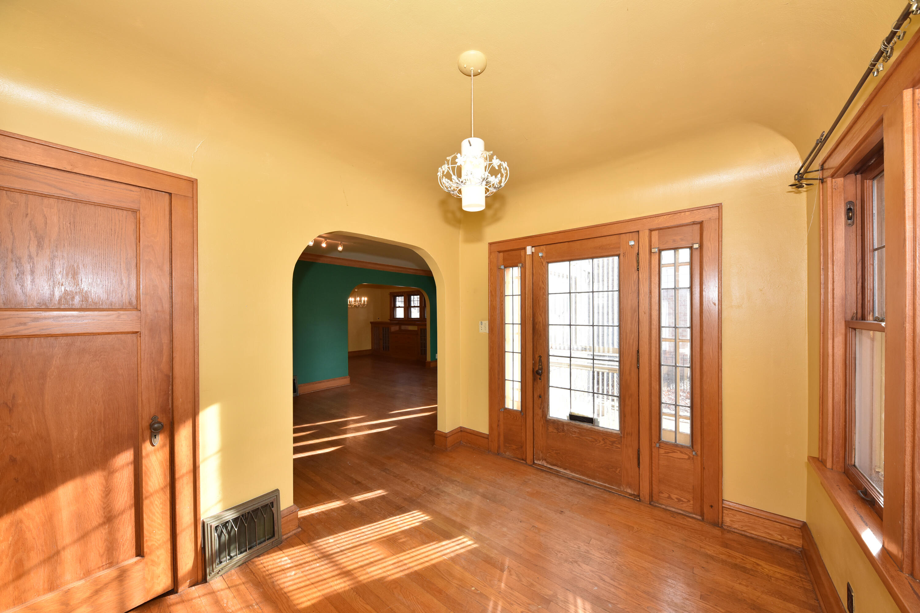 5730 North 35th Street Milwaukee, WI 53209 - Photo 7 of 32 arched doorway