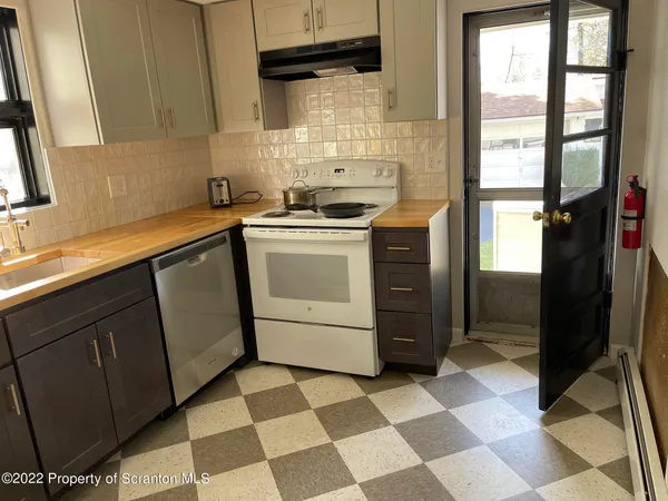 a view of a house with backyard