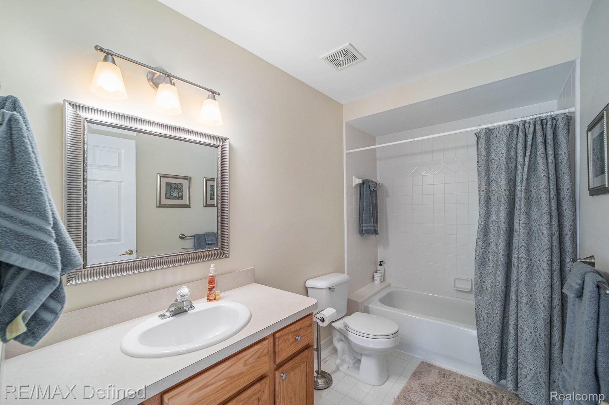 3454 Cascade Circle Rochester, MI 48307 - Photo 17 of 31 Main Bath