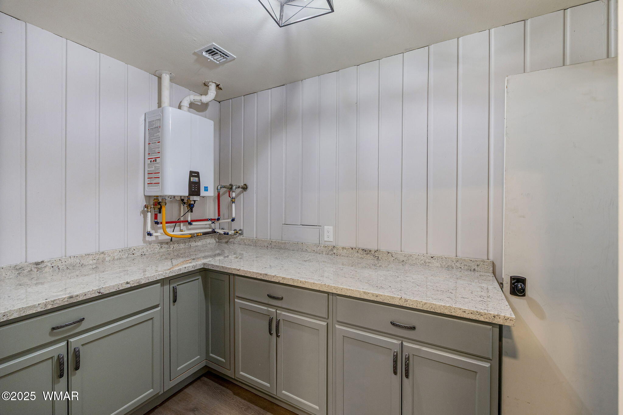 24 North Woodland Road Lakeside, AZ 85929 - Photo 10 of 37 Butler's Pantry