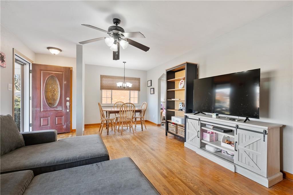1915 Worcester Drive Pittsburgh, PA 15243 - Photo 4 of 23 Welcome to the first-floor family room - 17' x13'.