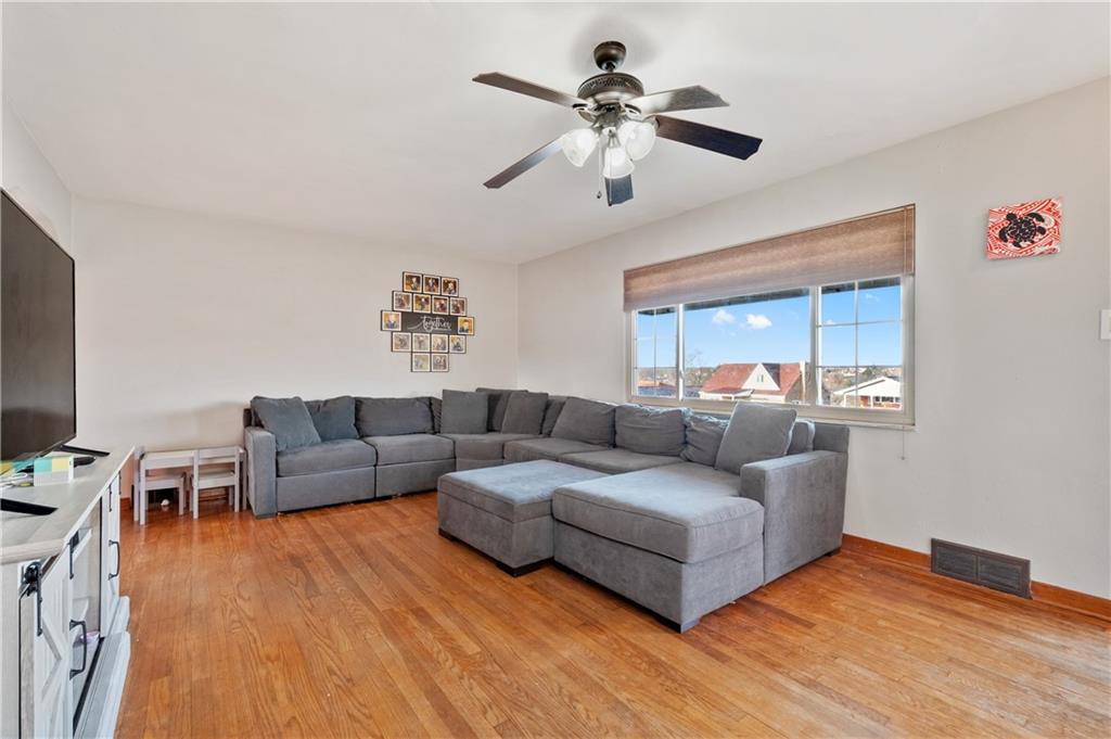 1915 Worcester Drive Pittsburgh, PA 15243 - Photo 5 of 23 Neutral decor and hardwood flooring in the first-floor family room - 17'x 13'