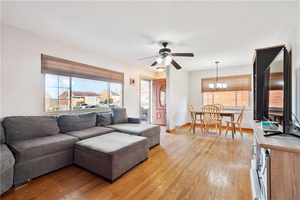 1915 Worcester Drive Pittsburgh, PA 15243 - Photo 7 of 23 Looking for easy access to all rooms, look no further! Eat-in-Kitchen area/dining room!