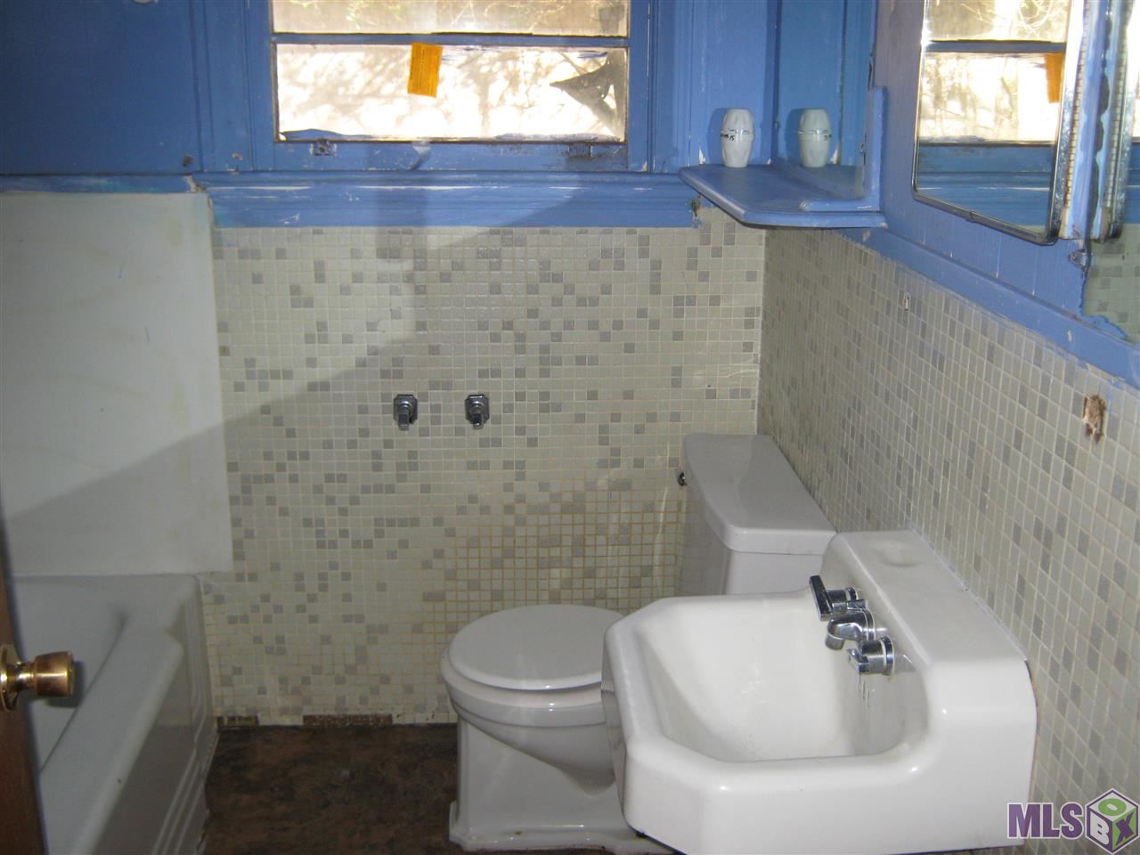 4039 Groom Road Baker, LA 70714 - Photo 5 of 10 Bathroom