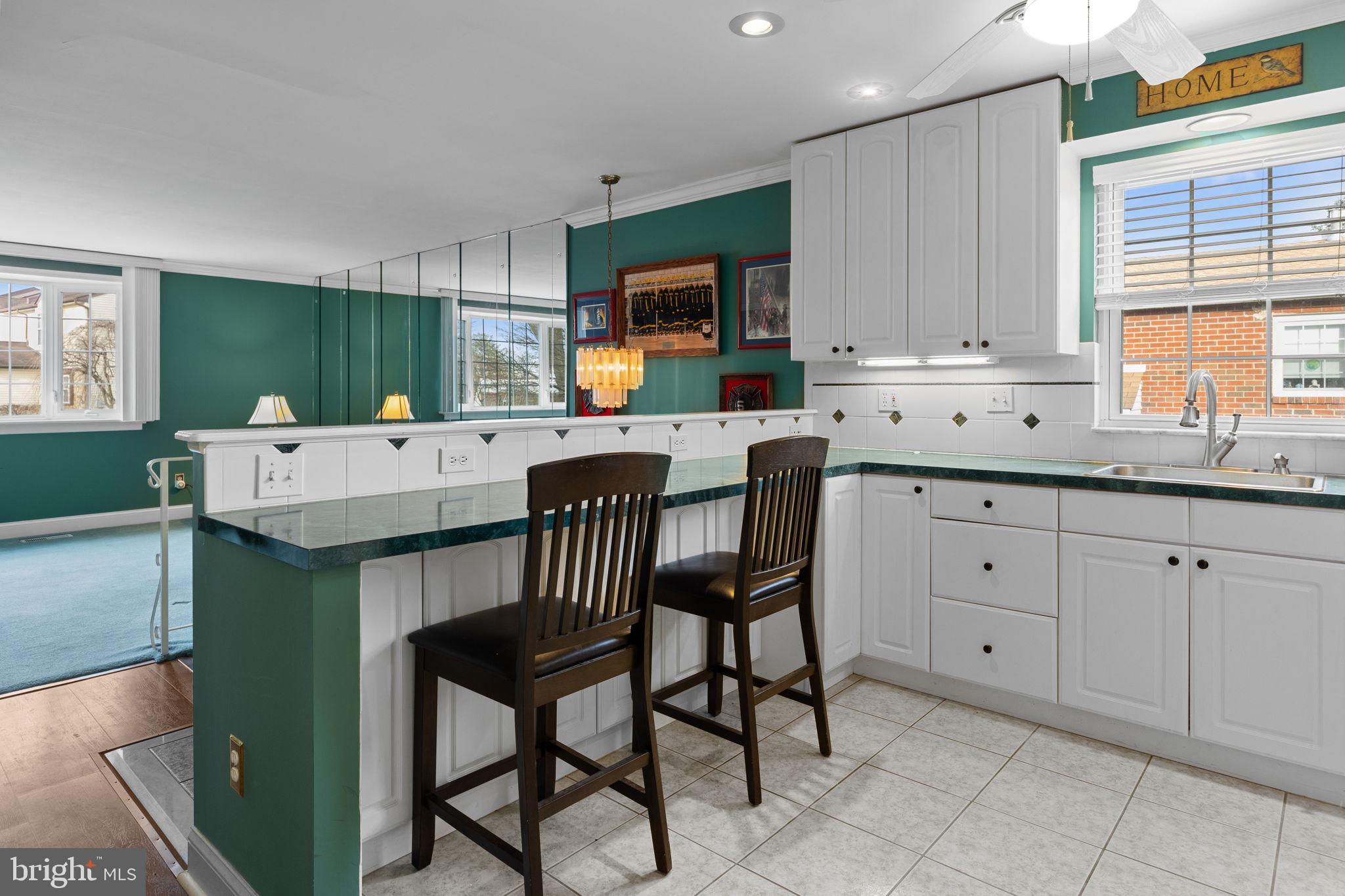 1233 Herschel Road Philadelphia, PA 19116 - Photo 12 of 27 Kitchen with breakfast bar