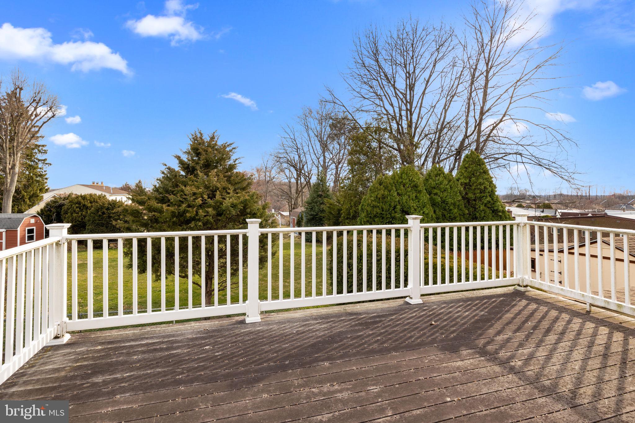 1233 Herschel Road Philadelphia, PA 19116 - Photo 19 of 27 Composite deck
