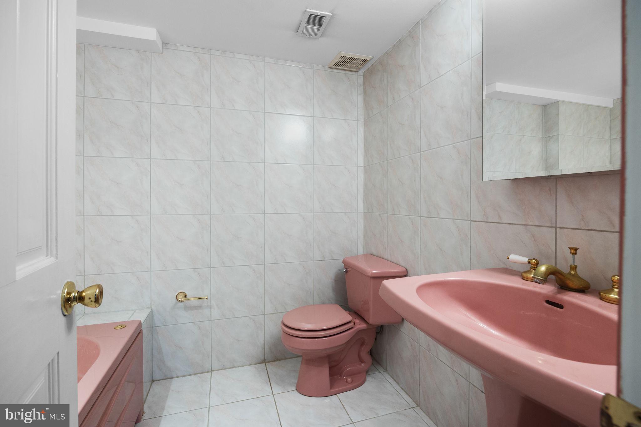 1233 Herschel Road Philadelphia, PA 19116 - Photo 23 of 27 2nd full bathroom