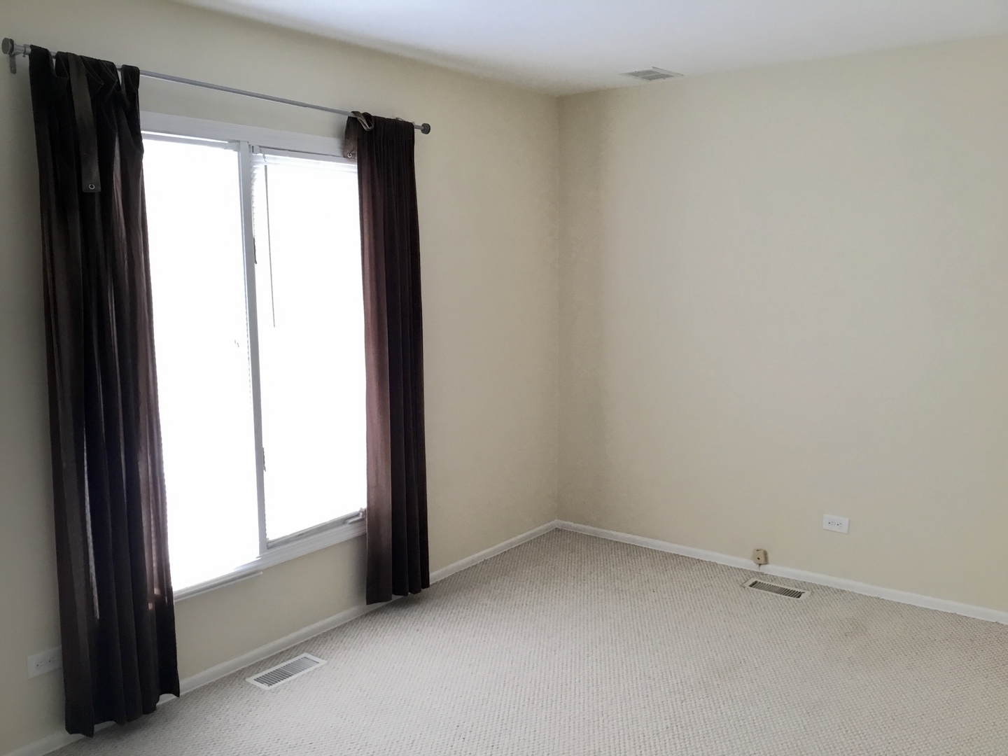 845 Heather Lane Hoffman Estates, IL 60169 - Photo 11 of 14 an empty room with a window