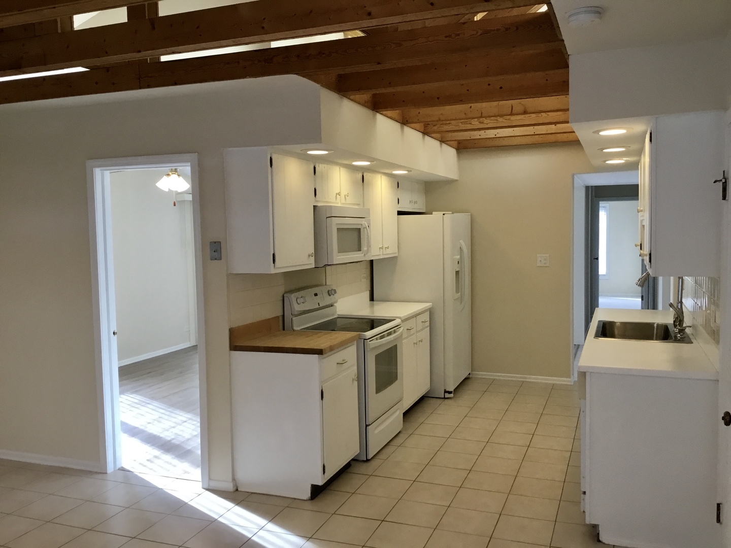 845 Heather Lane Hoffman Estates, IL 60169 - Photo 7 of 14 a kitchen with a sink stove and cabinets