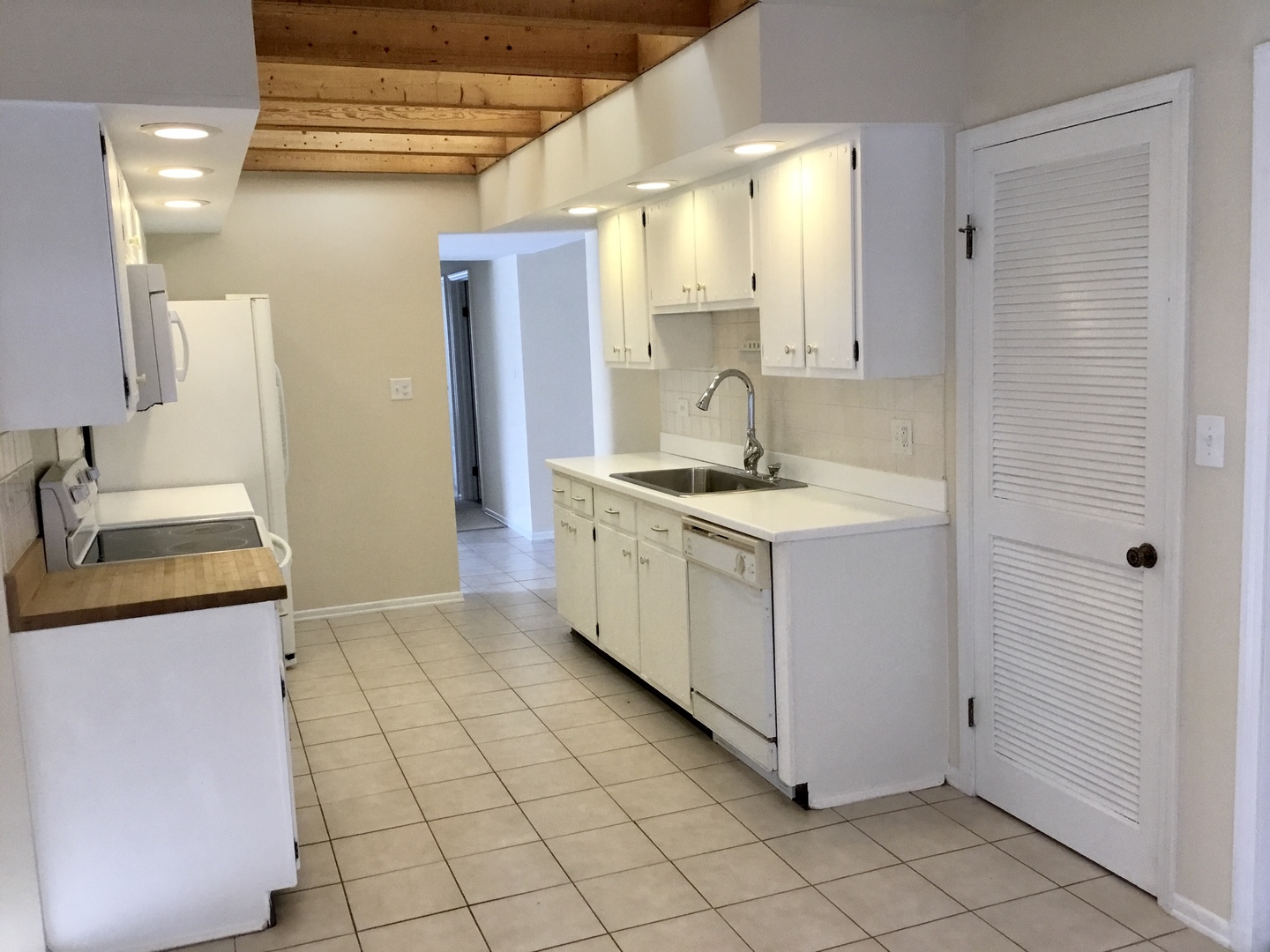 845 Heather Lane Hoffman Estates, IL 60169 - Photo 8 of 14 a bathroom with a sink a vanity and a mirror