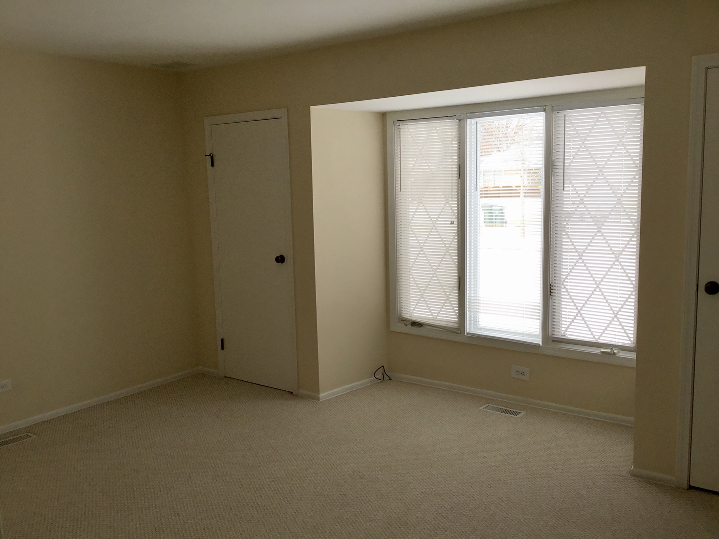 845 Heather Lane Hoffman Estates, IL 60169 - Photo 9 of 14 an empty room with a window