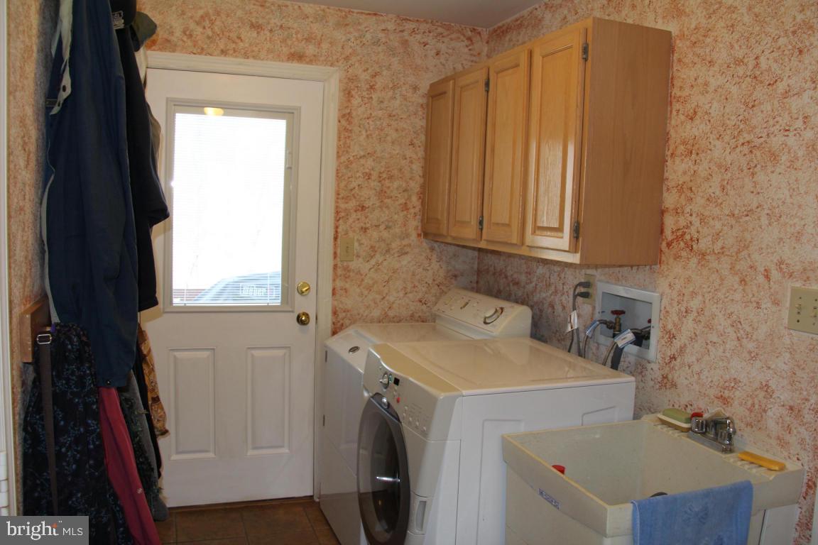3 Warren Circle Lititz, PA 17543 - Photo 23 of 27 a utility room with dryer and washer
