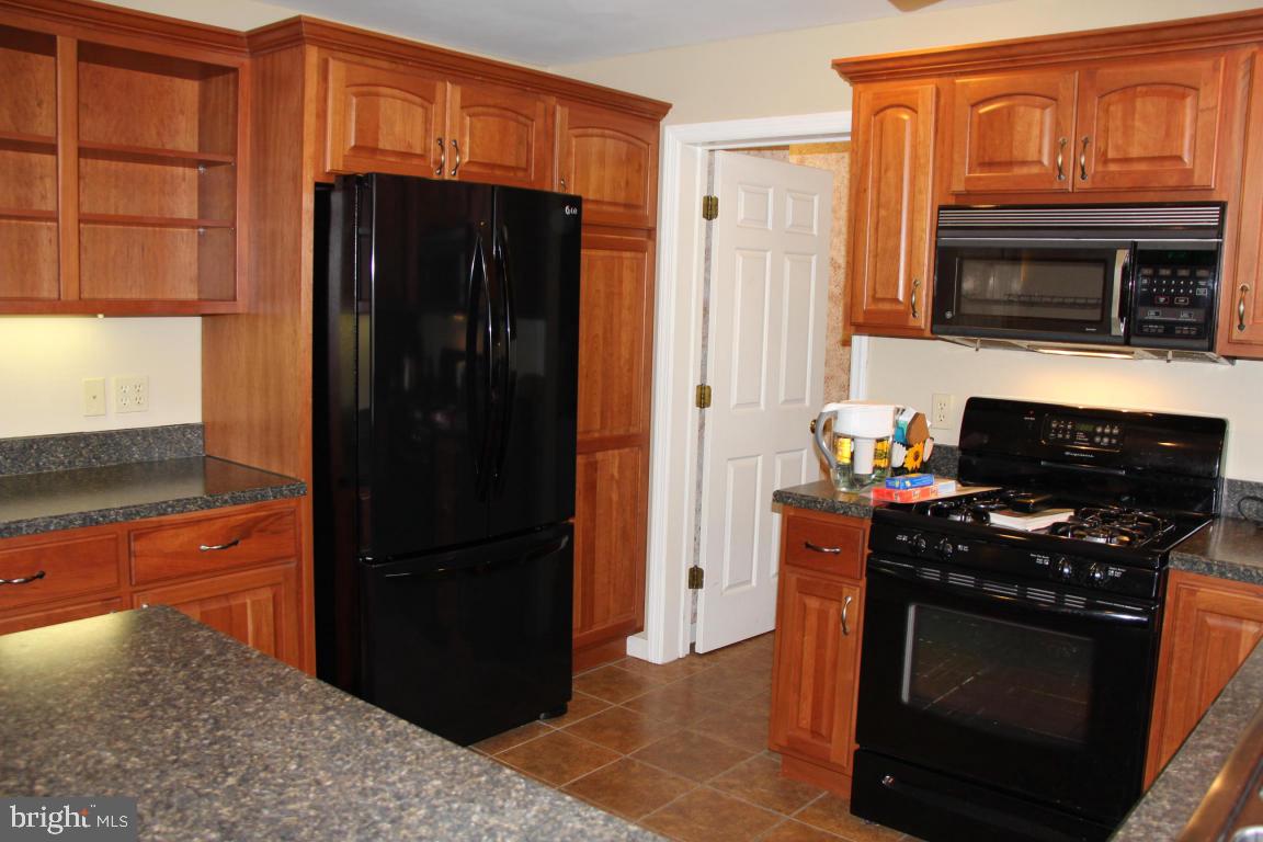 3 Warren Circle Lititz, PA 17543 - Photo 5 of 27 a kitchen with stainless steel appliances granite countertop a refrigerator stove and microwave