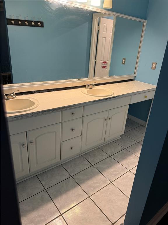 2725 Milton Bryan Drive Loganville, GA 30052 - Photo 9 of 11 a view of a closet area