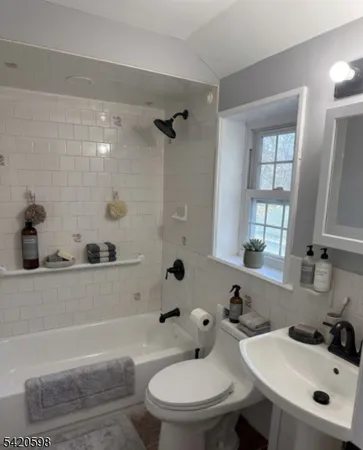 $3,700 | 239 East 4th Avenue, Roselle, NJ 07203