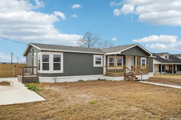 $220,000 | 101 Natchez Street, Poth, TX 78147