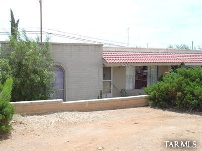 2723 South Lands End Road Tucson, AZ 85713 - Photo 2 of 6 a front view of a house with a yard and garage