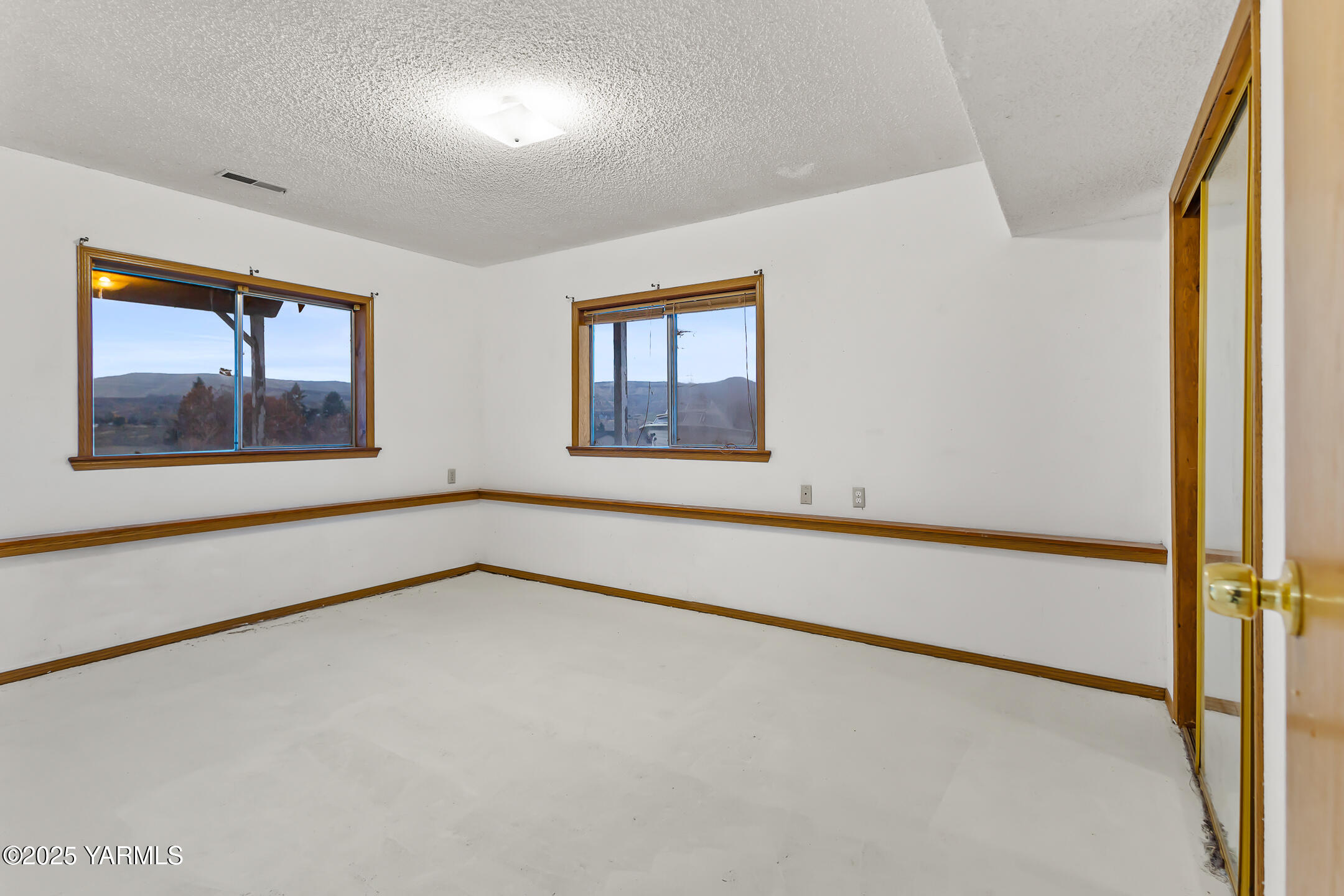 171 West Taylor Road Selah, WA 98942 - Photo 19 of 37 a view of an empty room with a window
