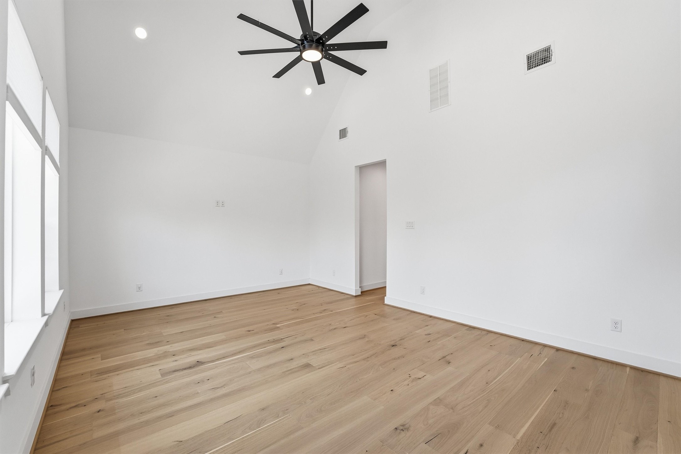5004 Darling Street Houston, TX 77007 - Photo 34 of 41 Spacious primary bedroom with abundant natural light.