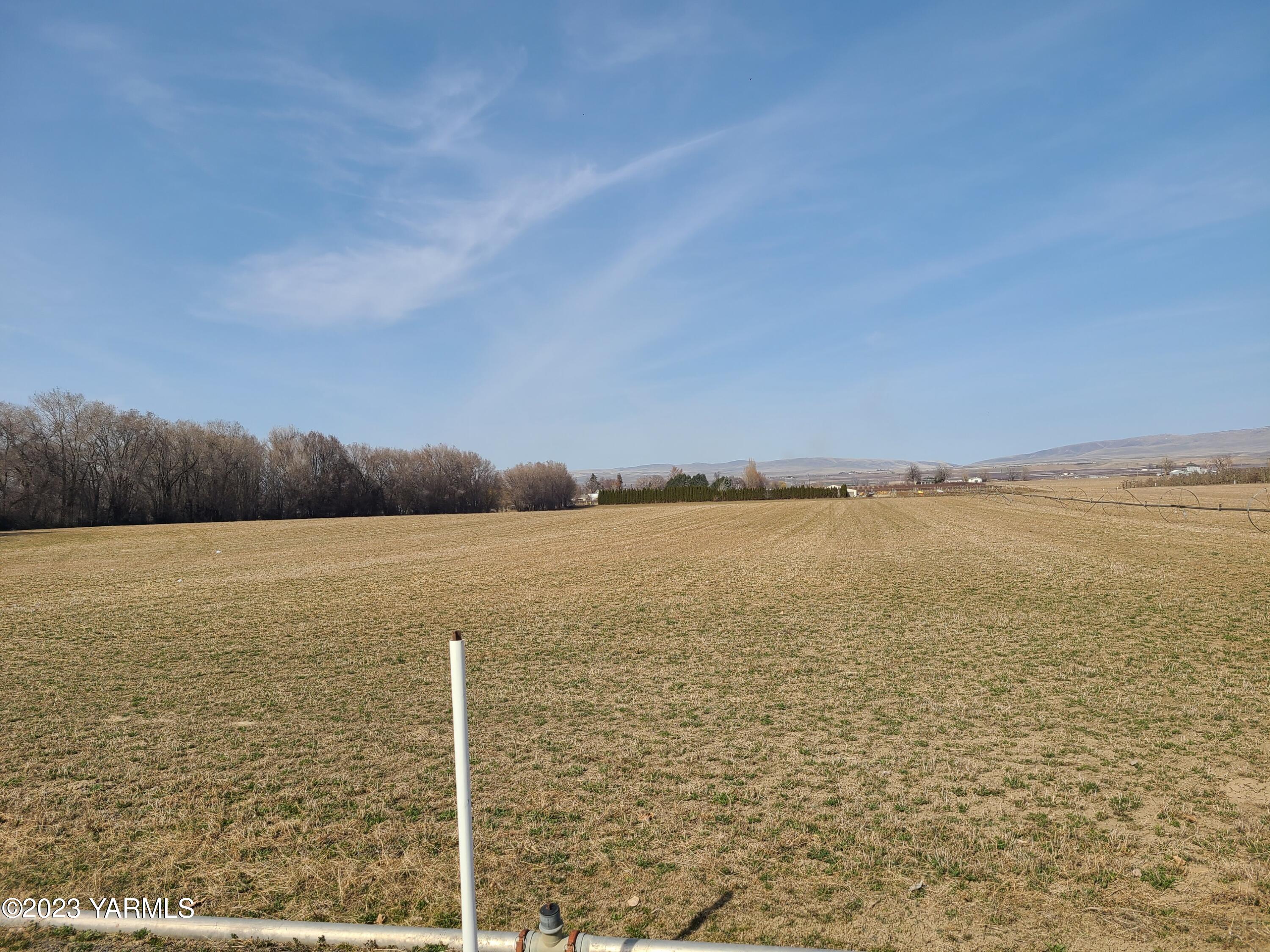 3960 East Edison Road Sunnyside, WA 98944 - Photo 1 of 2 a view of an ocean