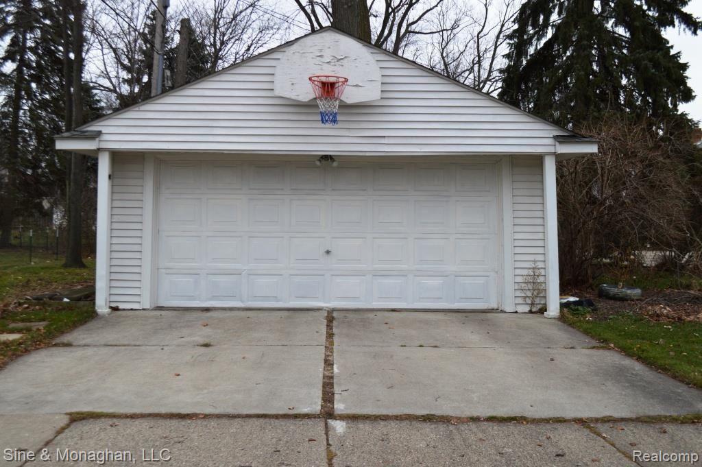 1916 Prestwick Road Grosse Pointe, MI 48236 - Photo 3 of 30 house3.jpg