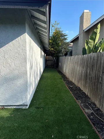 a view of a backyard