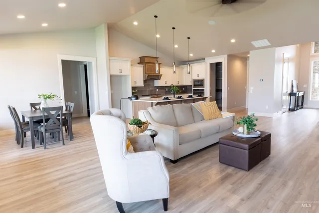 $899,900 | 132 East Heliotrope Drive, Meridian, ID 83642