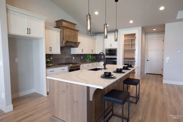 $899,900 | 132 East Heliotrope Drive, Meridian, ID 83642