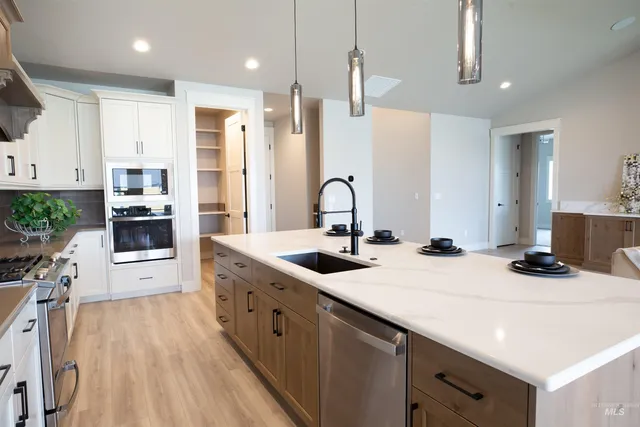 $899,900 | 132 East Heliotrope Drive, Meridian, ID 83642