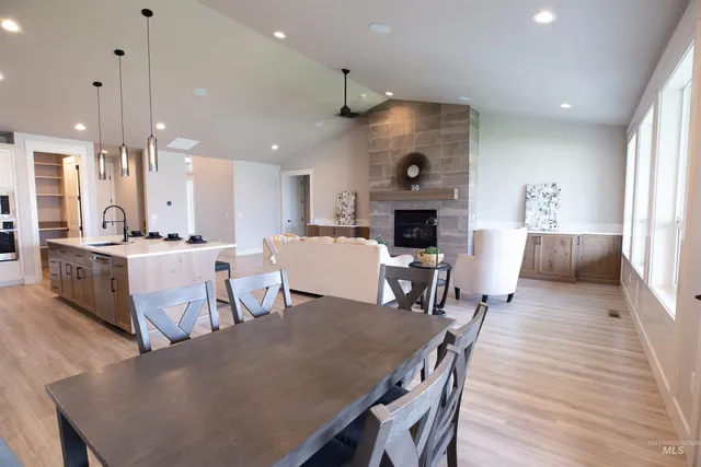 $899,900 | 132 East Heliotrope Drive, Meridian, ID 83642