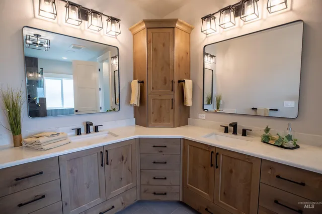 $899,900 | 132 East Heliotrope Drive, Meridian, ID 83642