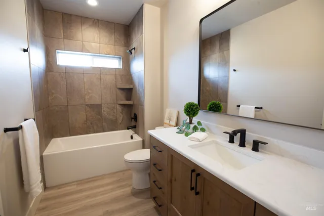 $899,900 | 132 East Heliotrope Drive, Meridian, ID 83642