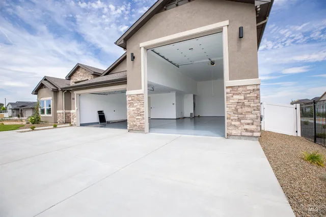 $899,900 | 132 East Heliotrope Drive, Meridian, ID 83642