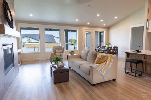 $899,900 | 132 East Heliotrope Drive, Meridian, ID 83642