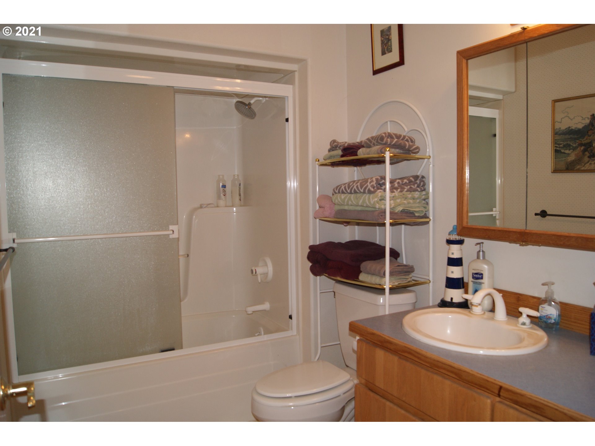 69398 County 1021 Road Pendleton, OR 97801 - Photo 5 of 28 a bathroom with a sink and a mirror