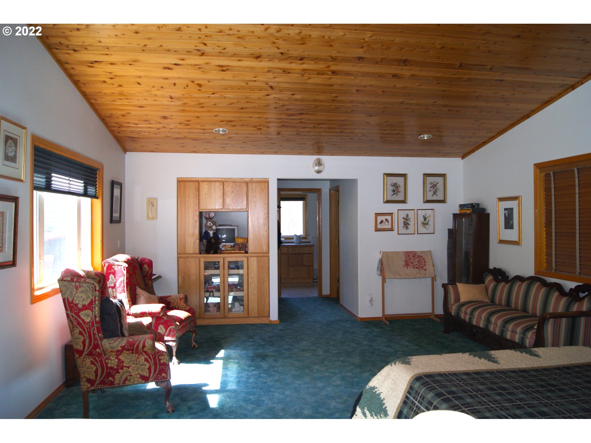 69398 County 1021 Road Pendleton, OR 97801 - Photo 9 of 28 a living room with furniture