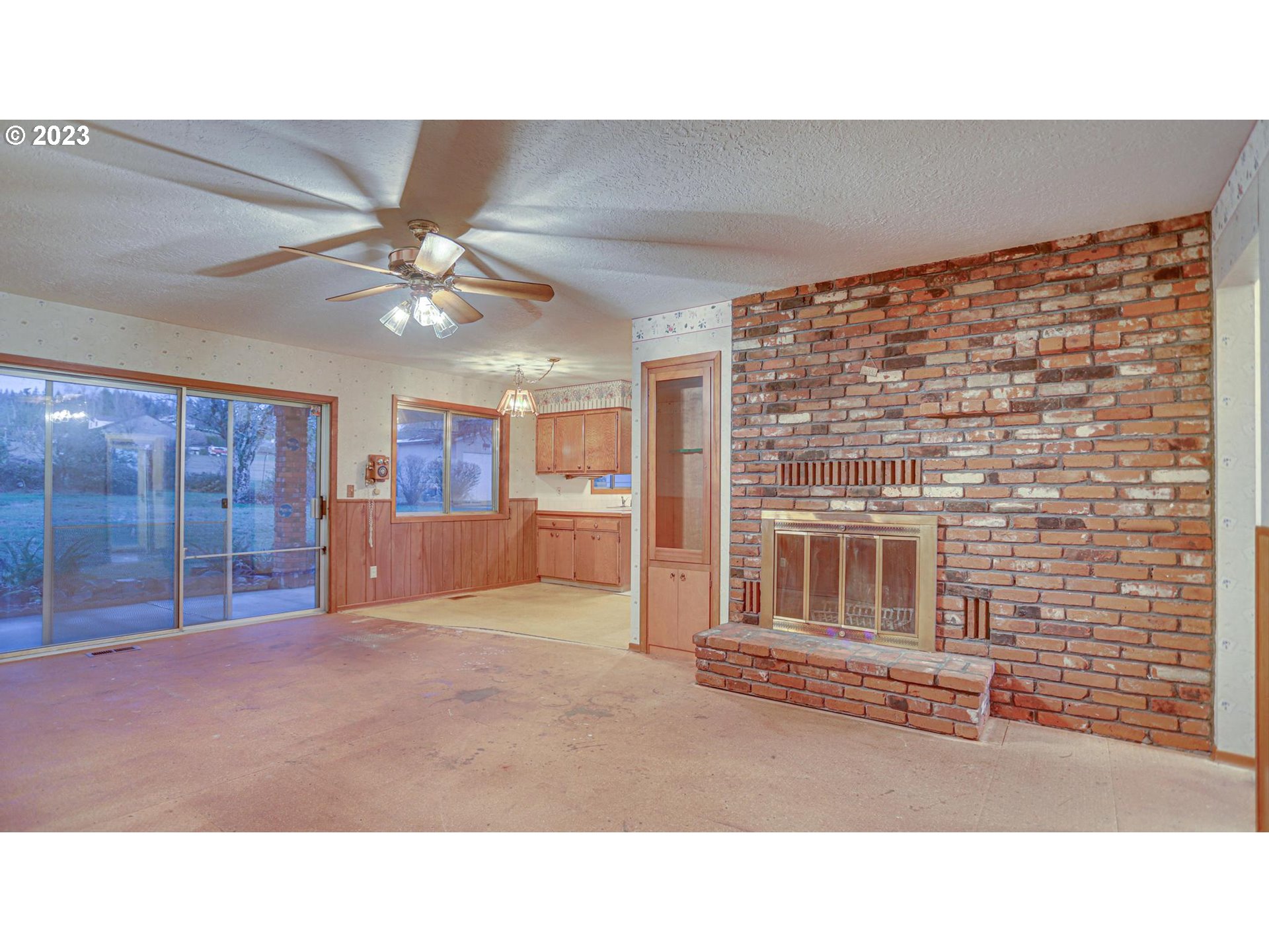 21985 Southeast Borges Road Damascus, OR 97089 - Photo 8 of 24 a black and white photo of a living room