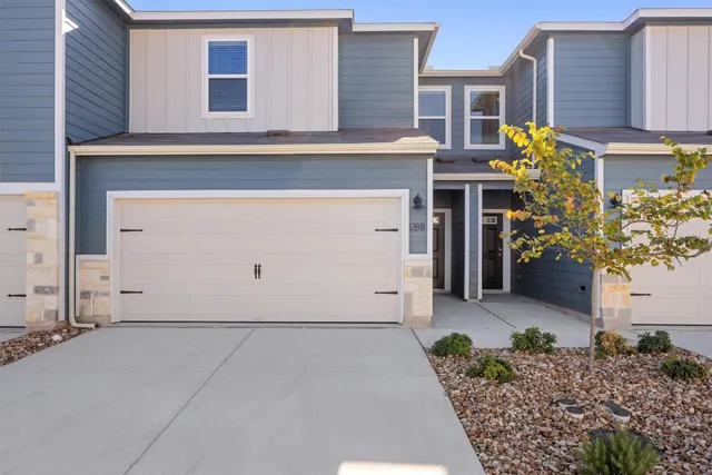 $2,000 | 12811 Village Spun Plaza, Buda, TX 78610