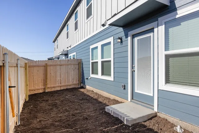 $2,000 | 12811 Village Spun Plaza, Buda, TX 78610