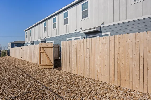 $2,000 | 12811 Village Spun Plaza, Buda, TX 78610