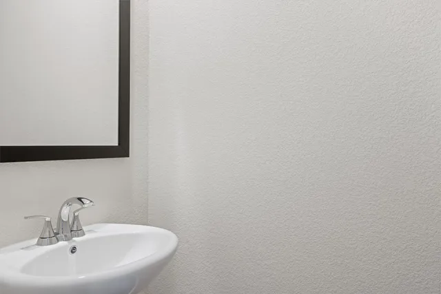 $2,000 | 12811 Village Spun Plaza, Buda, TX 78610